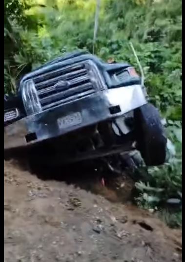 VOLCAMIENTO DE UN CAMI�N EN LA V�A SANTA BARBARA