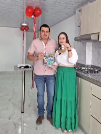 MARI LUZ GIRALDO VASQUEZ  GANADORA DEL APARTAMENTO DE RIFAS EL PANELERO