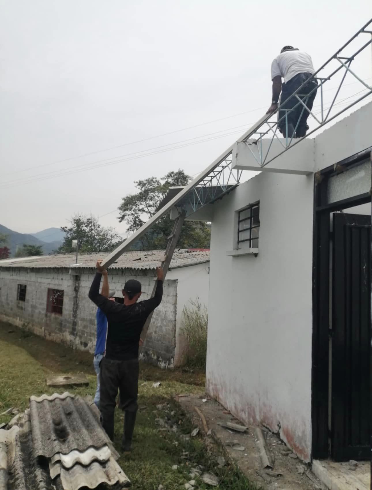 REMODELANDO NUESTRO PUESTO DE SALUD DE LA VEREDA CRISTALES 