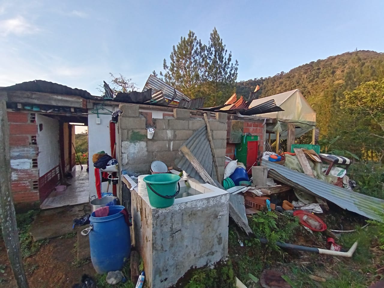 LAS FUERTES LLUVIAS CON TORMENTA EL�CTRICA, VIENTOS HURACANADOS Y GRANIZO Y SIN LUZ OCASIONARON DA�OS E INUNDACIONES