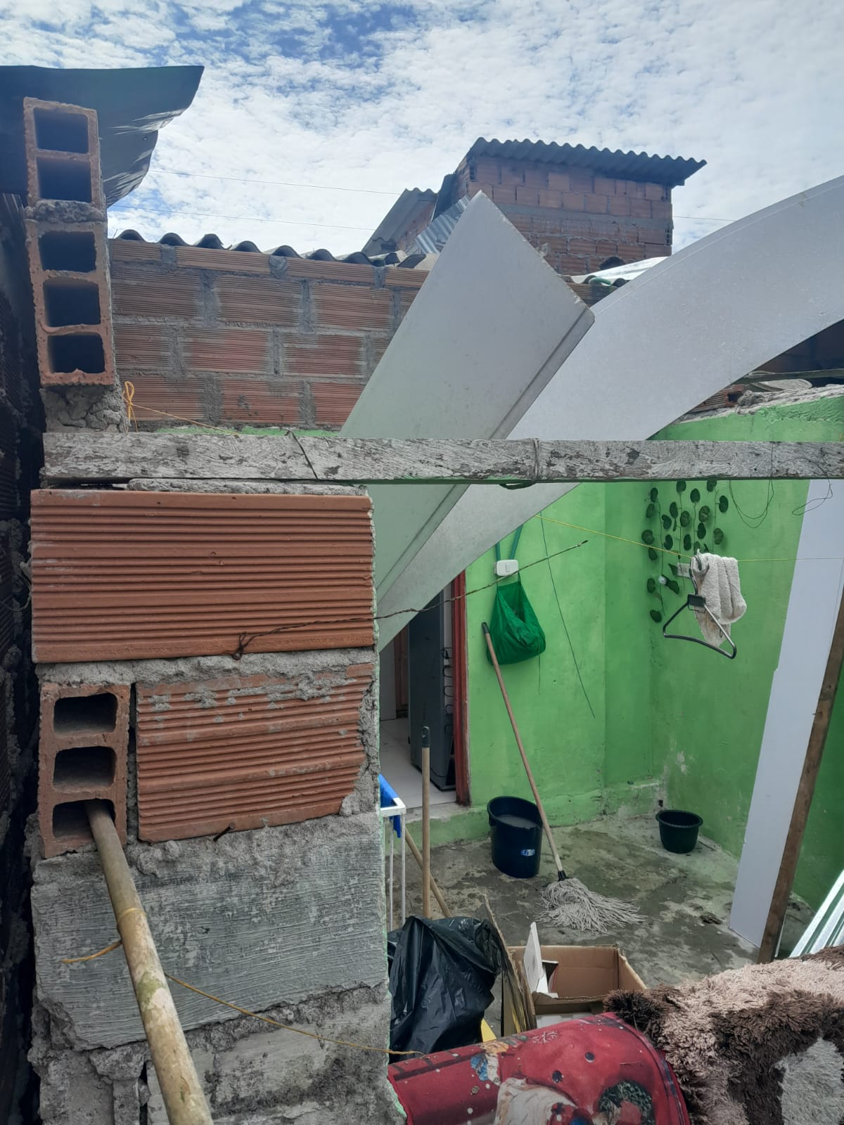 LAS FUERTES LLUVIAS CON TORMENTA EL�CTRICA, VIENTOS HURACANADOS Y GRANIZO Y SIN LUZ OCASIONARON DA�OS E INUNDACIONES