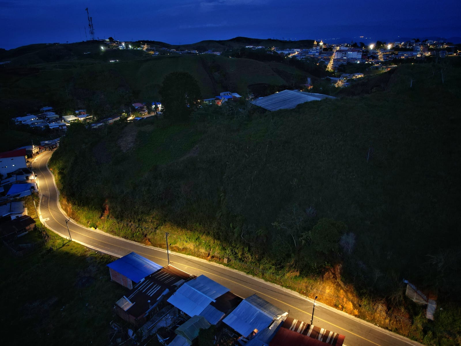 ILUMINACI�N DEL ALUMBRADO P�BLICO EN LA SALIDA PENSILVANIA