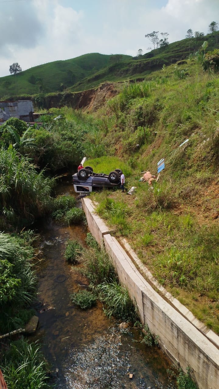 VEH�CULO SE DESENGRANO Y RODO