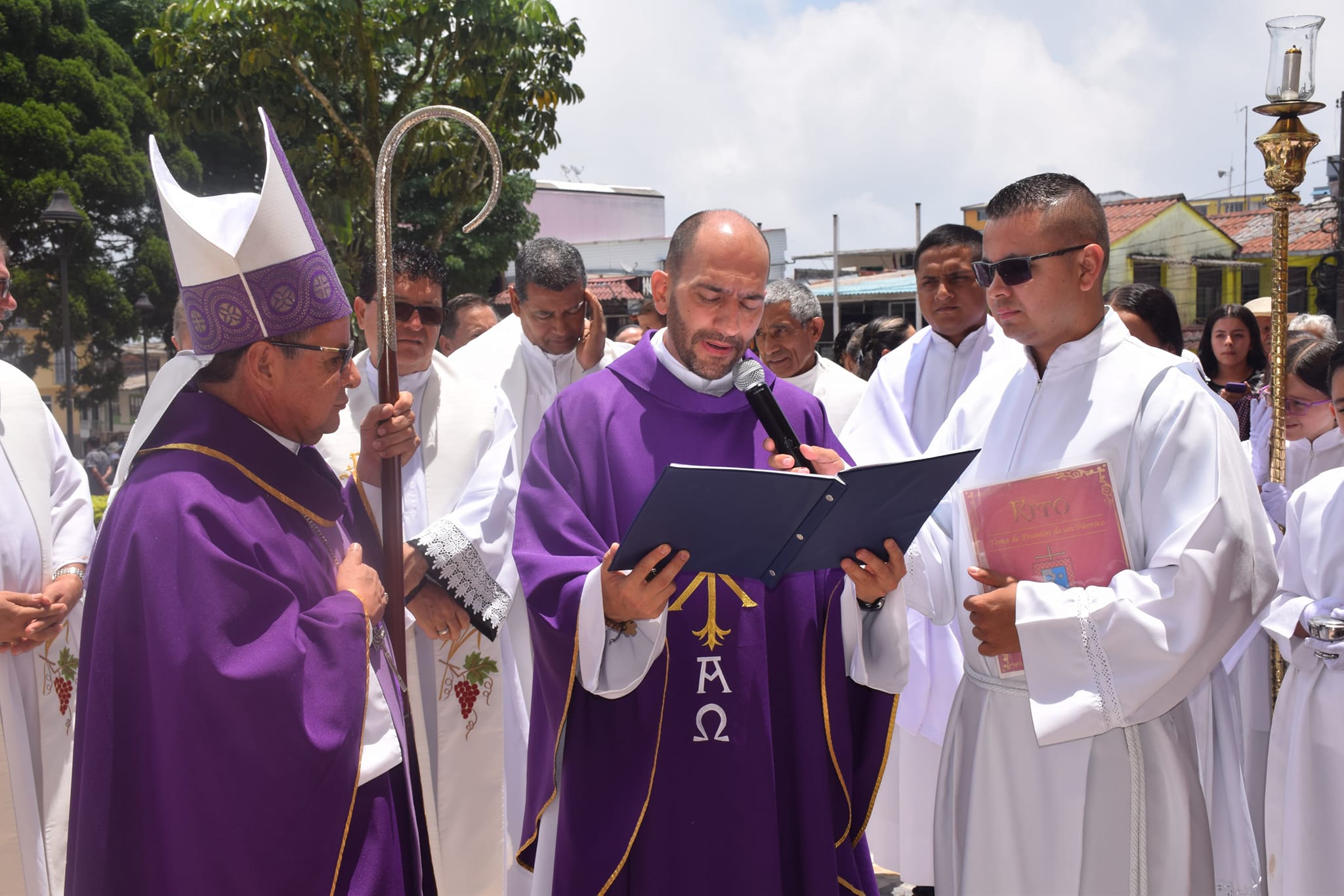 POSESI�N PASTORAL DEL NUEVO PARROCO PBRO. EFR�N ZULUAGA BUITRAGO.