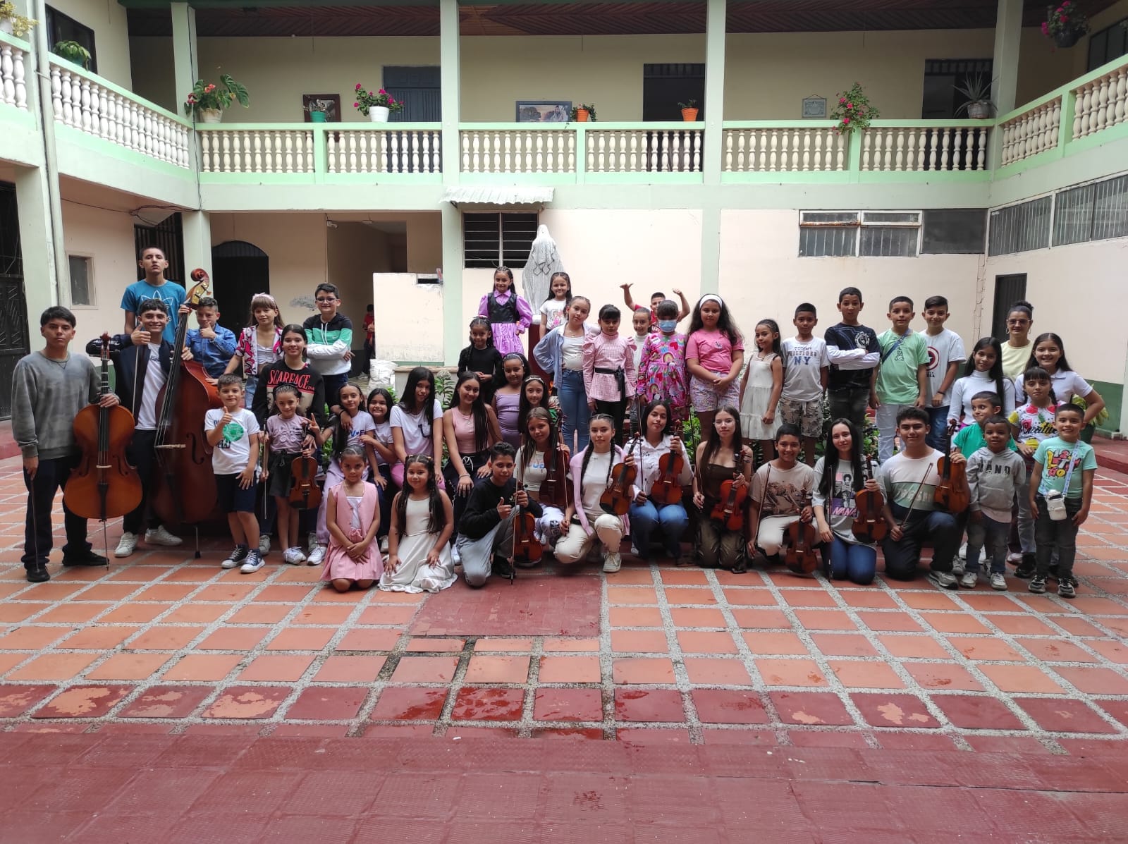  40 NI�OS Y NI�AS DE NUESTRA PARROQUIA SE EST�N FORMANDO LA ESCUELA DE M�SICA