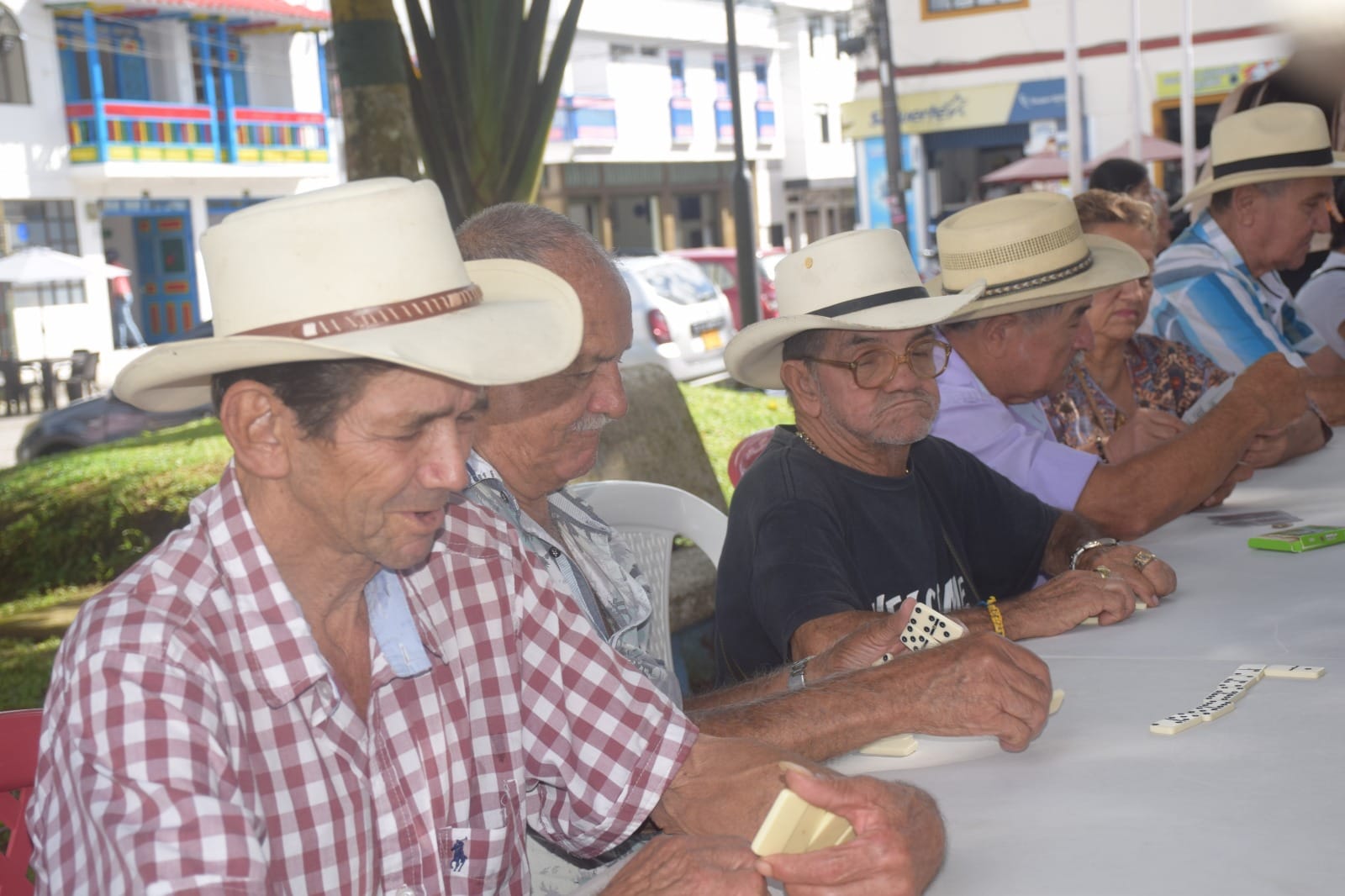 ADULTOS MAYORES SE REUNIERON A COMPARTIR Y DIVERTIRSE CON LOS JUEGOS DE MESA