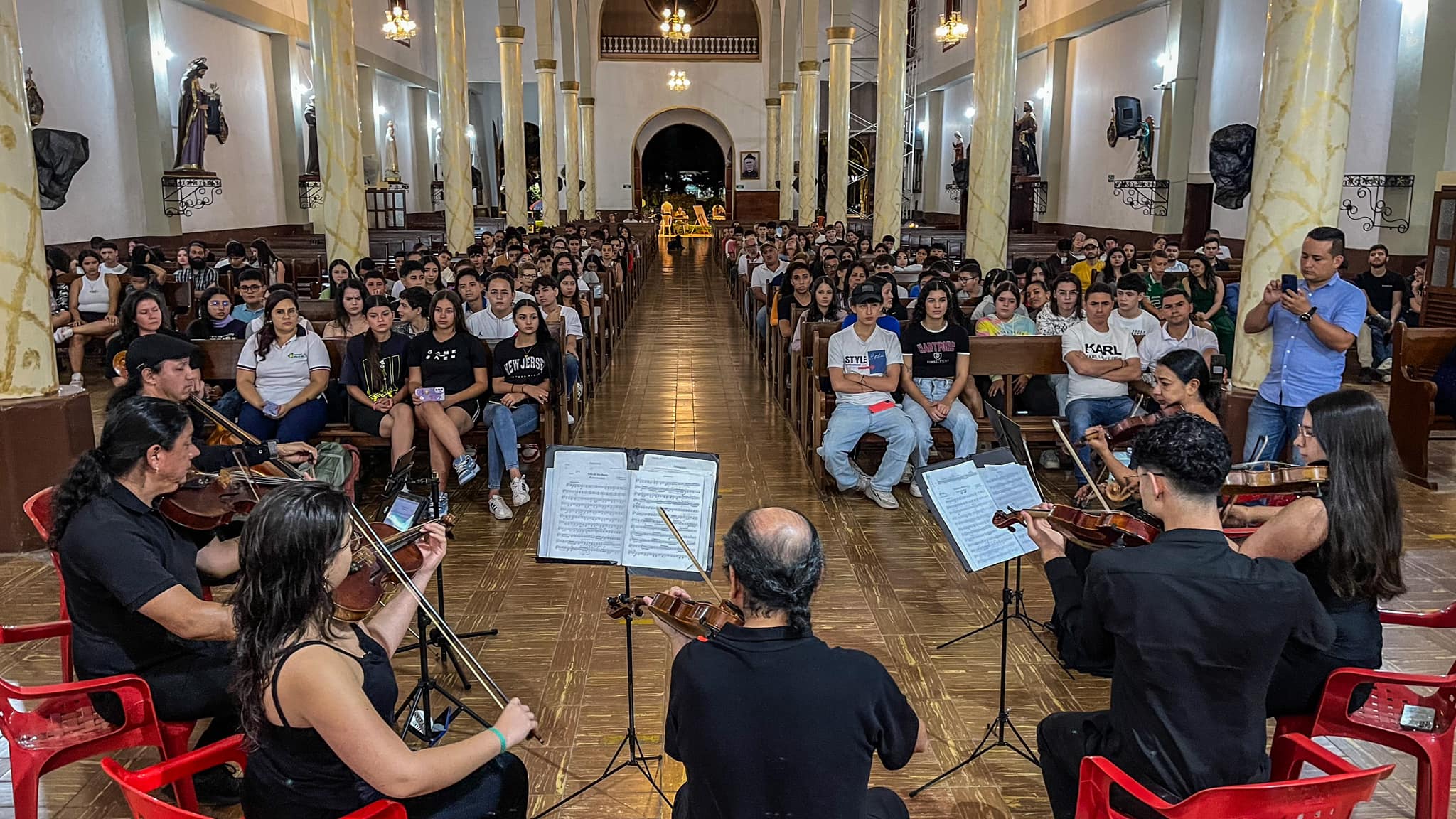  ORQUESTA DE CAMARA DE CALDAS EN SAMAN�