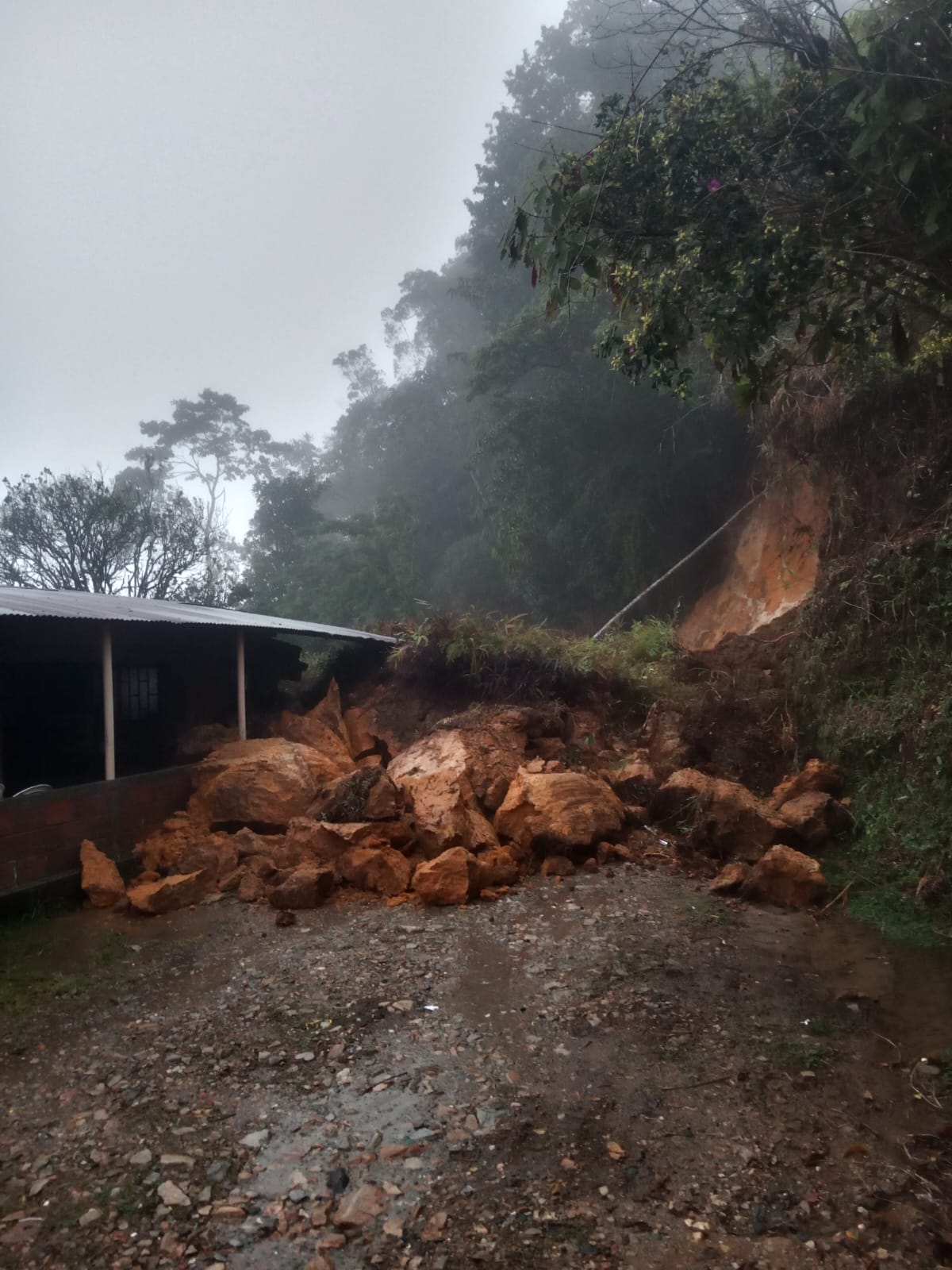 V�A SAMAN�-LOS POMOS EST� COMPLETAMENTE CERRADA DEBIDO A DESLIZAMIENTOS DE TIERRA