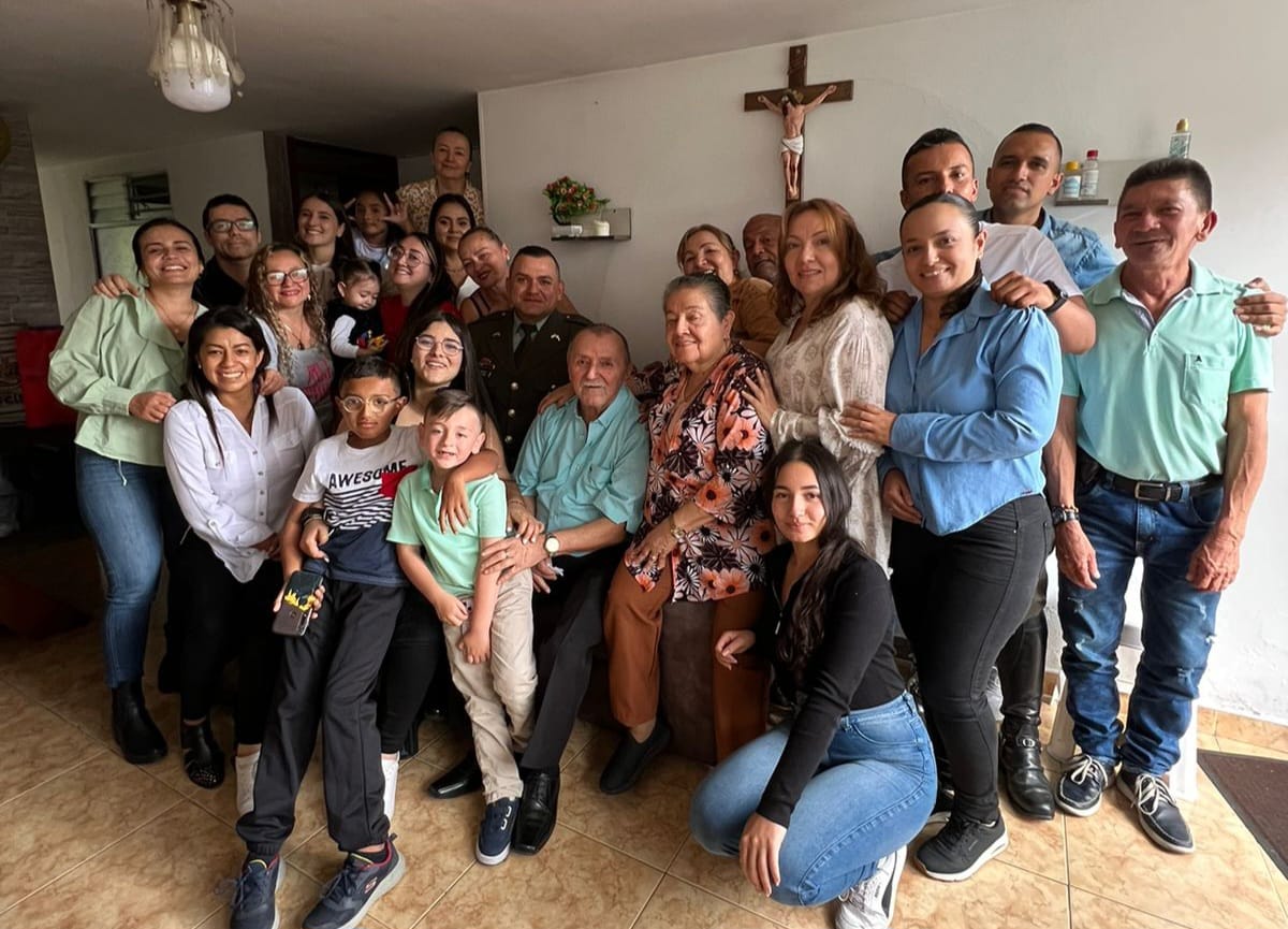 EL EXPATRULLERO C�SAR TULIO DUQUE GARC�A FUE ASCENDIDO AL GRADO DE SUBINTENDENTE