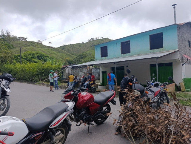 COMUNIDAD DE FLORENCIA CIERRA PASO POR SEGUNDO D�A CONSECUTIVO PARA PROTESTAR
