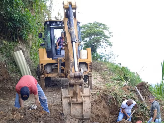 M�S DE 13 MIL PERSONAS EST�N AFECTADAS POR LOS DERRUMBES EN LAS V�AS EN ZONA RURAL DE SAMAN�, CALDAS