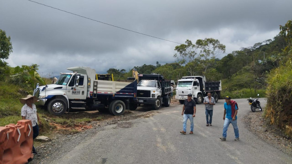 V�A CALDAS - ANTIOQUIA: CONSORCIO RECIBI� MILLONES, NO TERMIN� LA OBRA Y DEBE A TRABAJADORES; 3 HISTORIAS