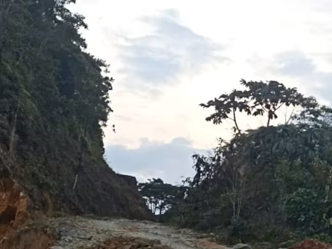 LA COMUNIDAD EN SAMAN� (CALDAS) CONSTRUY� UN MURO DE CONTENCI�N PARA EVITAR UNA TRAGEDIA