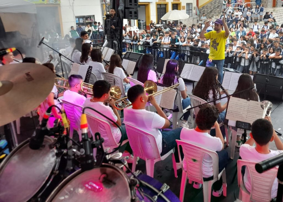 SAMAN� (CALDAS) SE LLEN� DE NOTAS DE PAZ DURANTE CONCIERTO DE BANDAS ESTE VIERNES