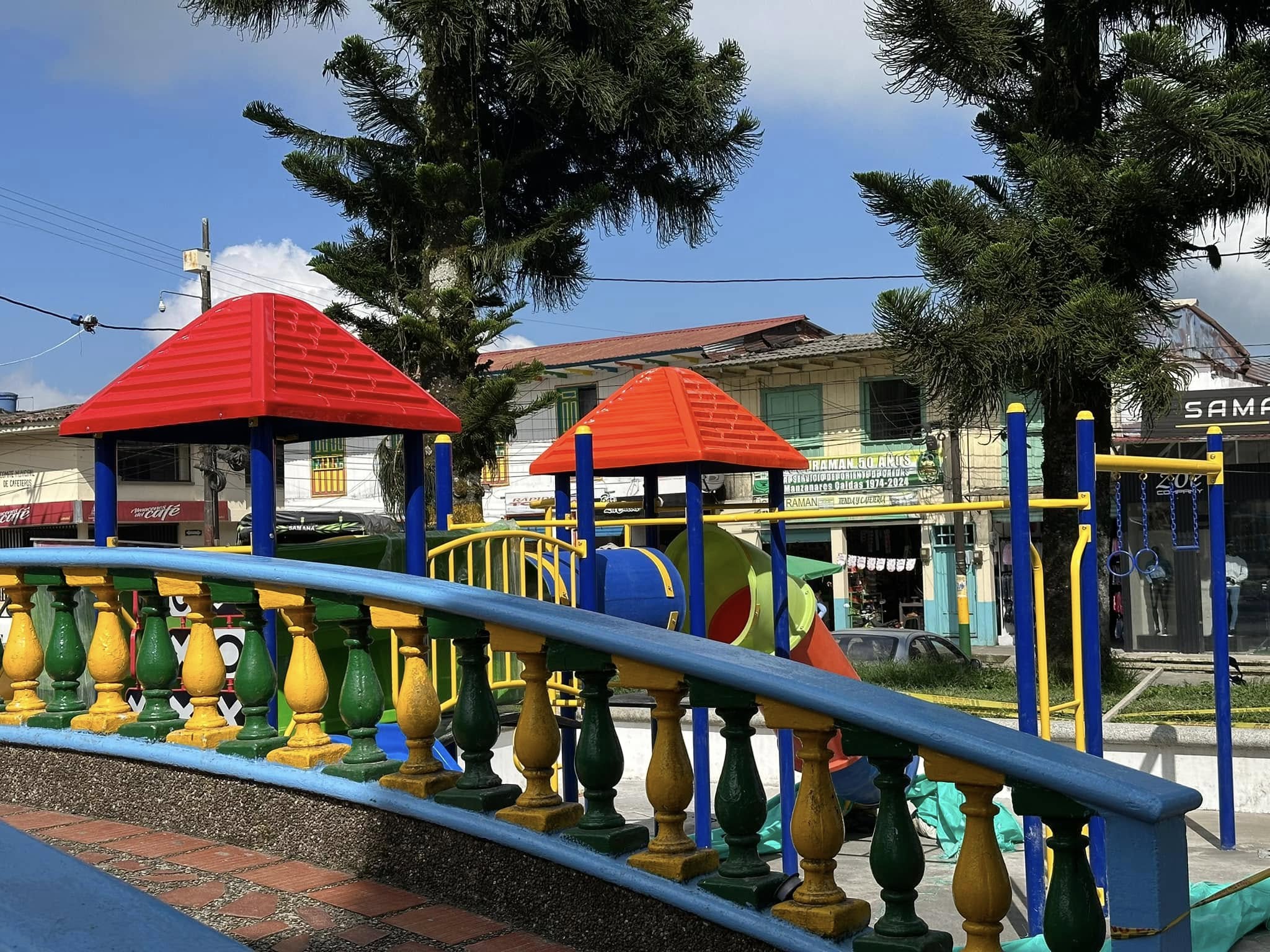 AS� AVANZAN LAS OBRAS DEL PARQUE INFANTIL EN LA PLAZA PRINCIPAL