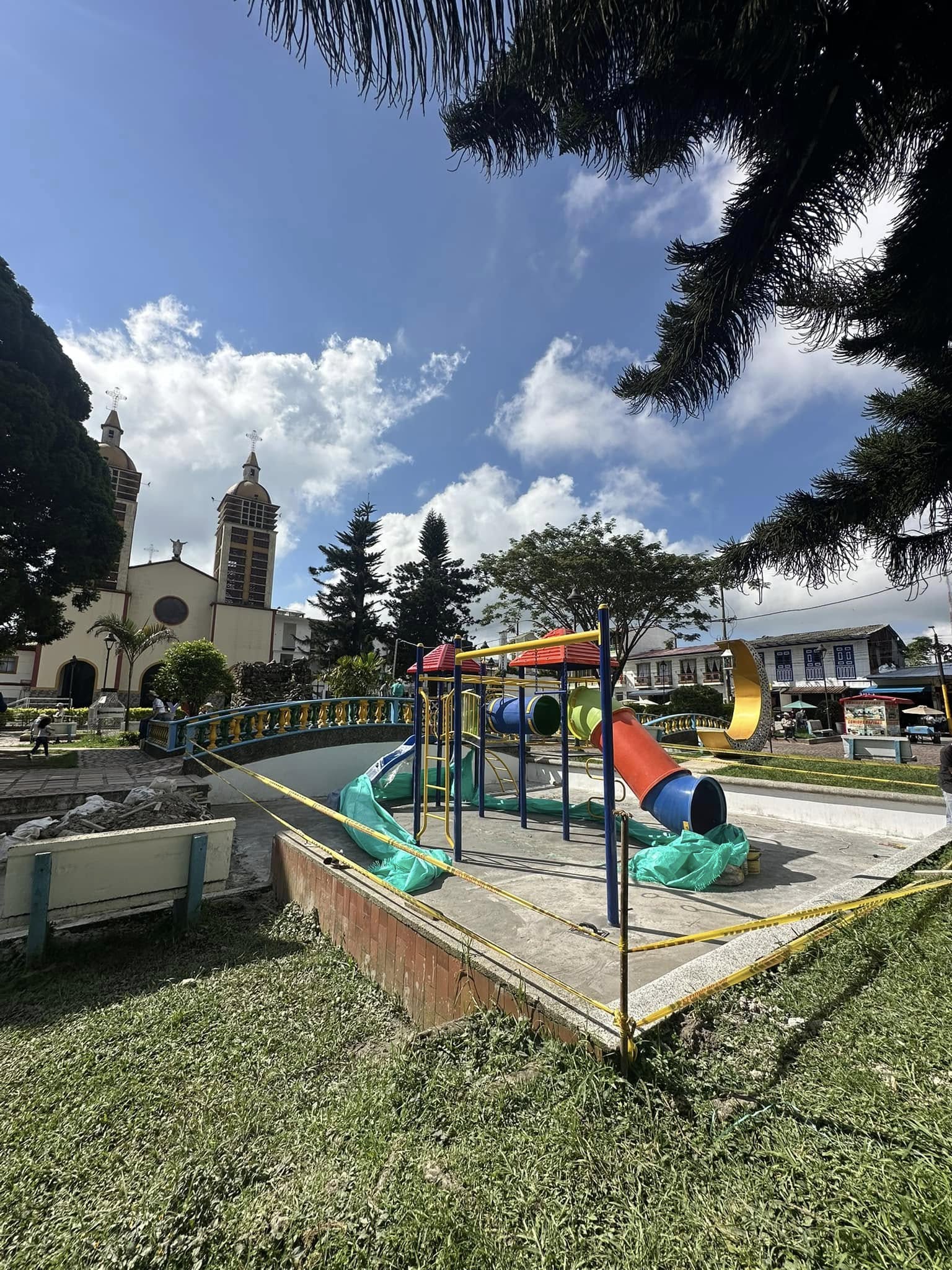 AS� AVANZAN LAS OBRAS DEL PARQUE INFANTIL EN LA PLAZA PRINCIPAL
