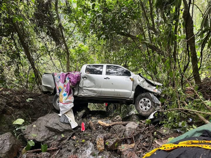 VEH�CULO DE LA GOBERNACI�N DE CALDAS SUFRE ACCIDENTE EN LA V�A VICTORIA � SAMAN�
