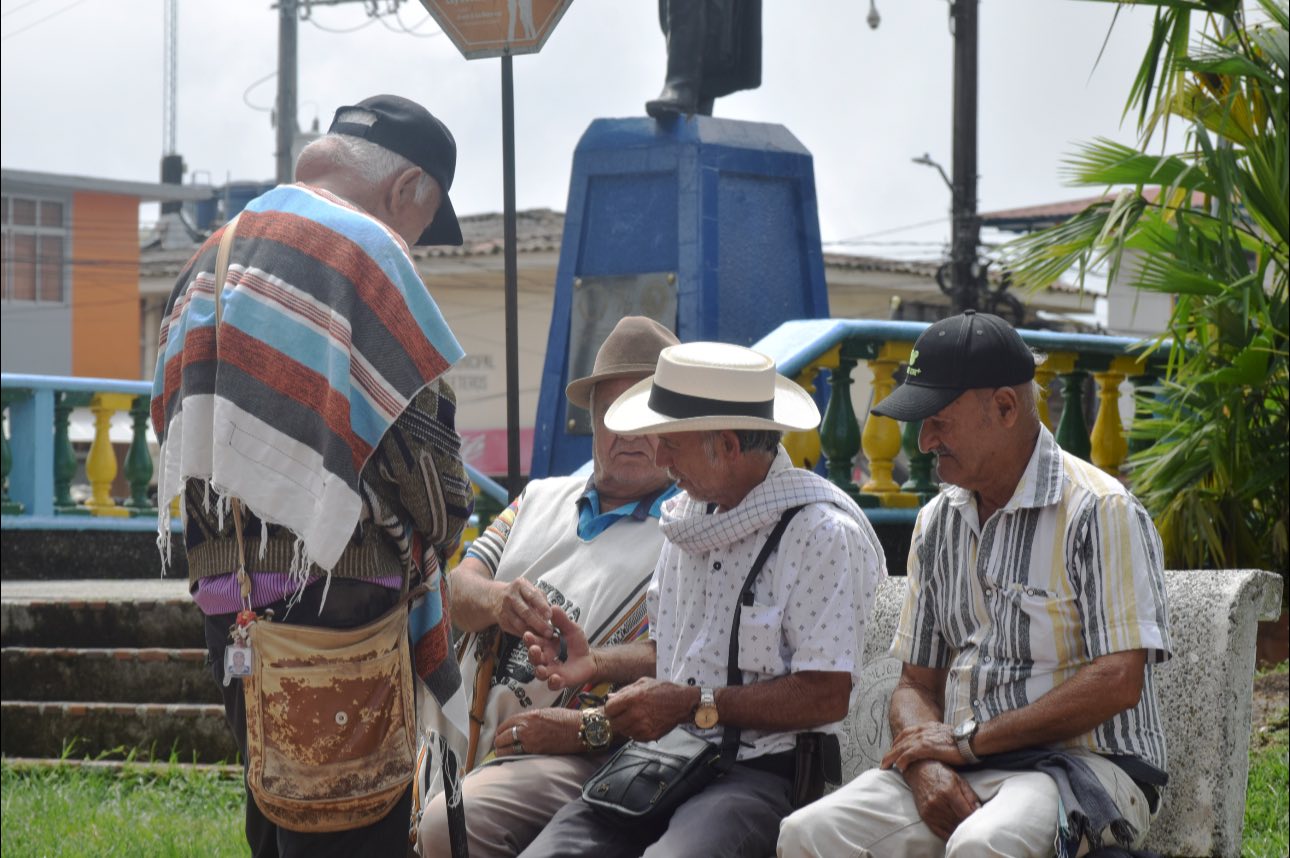 AY PAP�, UNO REGAL�NDOLE COSAS BUENAS Y USTED VA Y SE DEJA METER GATO POR LIEBRE
