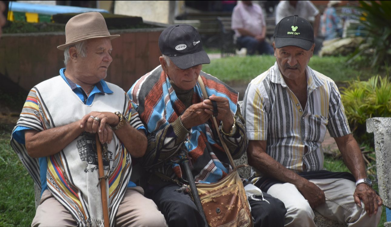 AY PAP�, UNO REGAL�NDOLE COSAS BUENAS Y USTED VA Y SE DEJA METER GATO POR LIEBRE