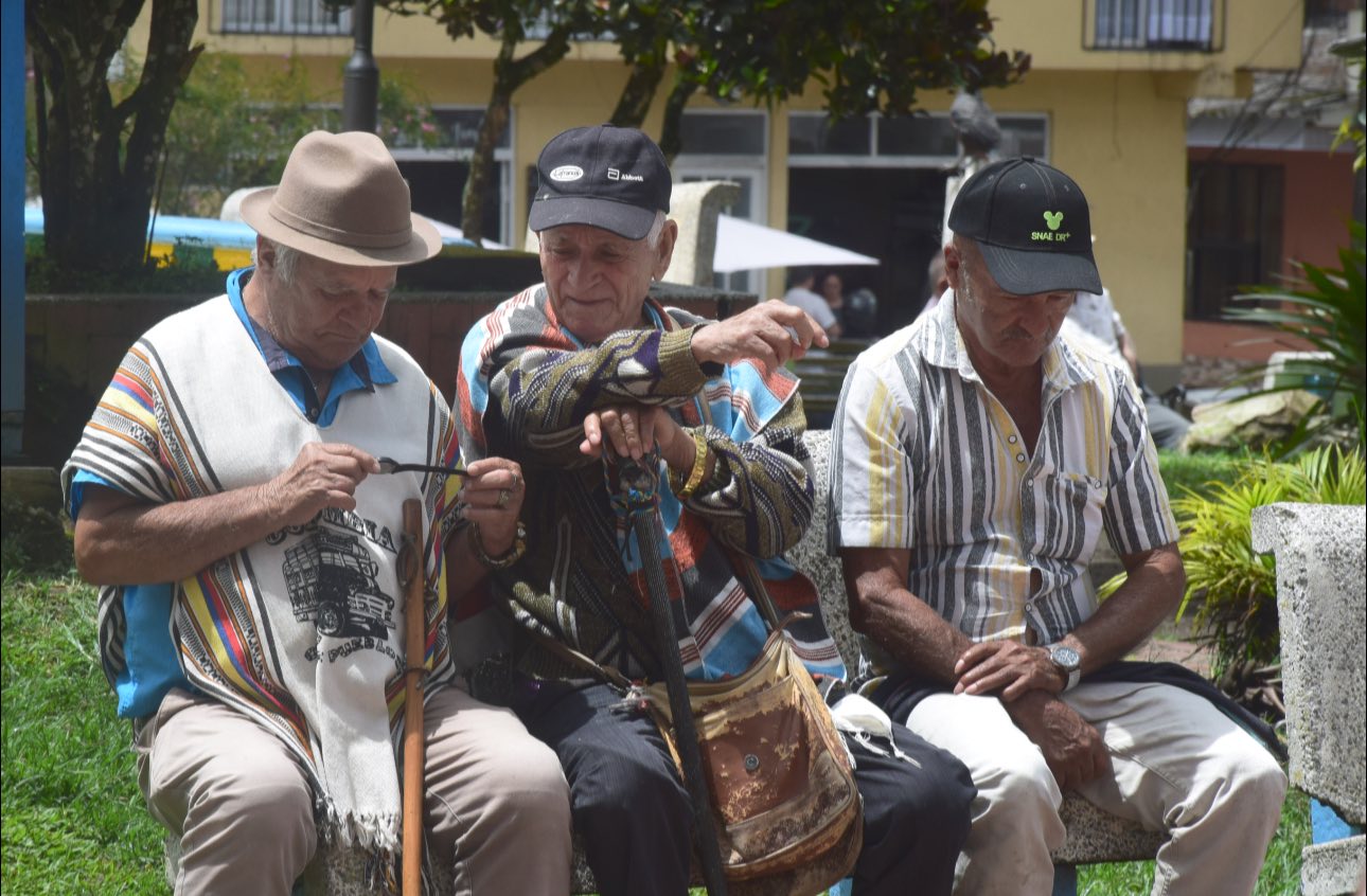 AY PAP�, UNO REGAL�NDOLE COSAS BUENAS Y USTED VA Y SE DEJA METER GATO POR LIEBRE