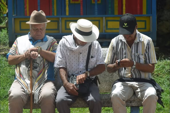 AY PAP�, UNO REGAL�NDOLE COSAS BUENAS Y USTED VA Y SE DEJA METER GATO POR LIEBRE