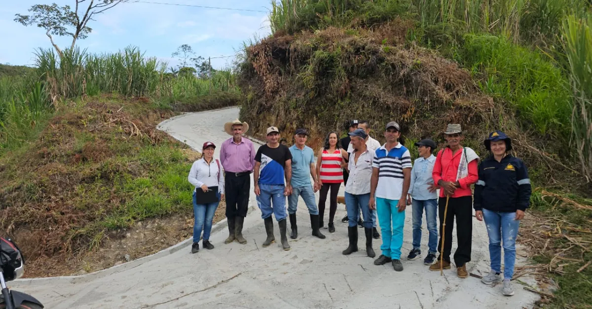 MEJORAN LA MOVILIDAD EN LAS VEREDAS DE SAMAN� CON LA ENTREGA DE PLACAS HUELLA