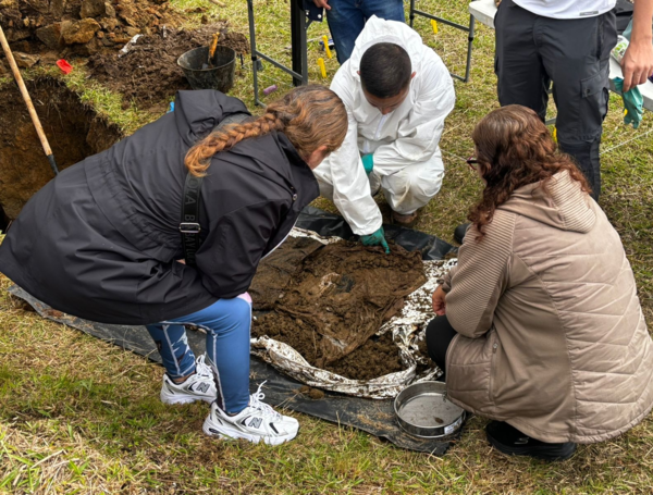 HISTORIAS DE GUERRA: EL RASTRO CRIMINAL DE DESAPARICI�N AL INTERIOR DEL CEMENTERIO DE SAMAN� (CALDAS)