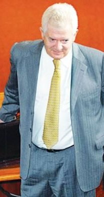 SENADOR DE IZQUIERDA QUEM� BANDERA DE E.U.